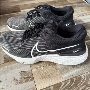 Nike Black and White mens Running Shoes